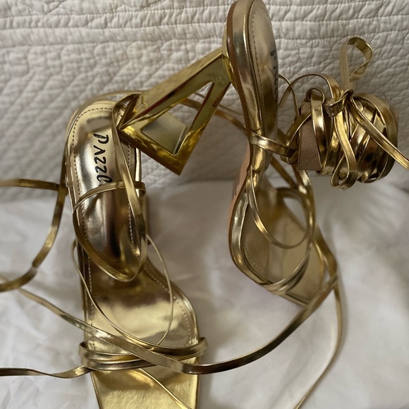 Look no further for the perfect shoes to go with your outfit!! Unique Wraps Gold - Picture 8 of 9